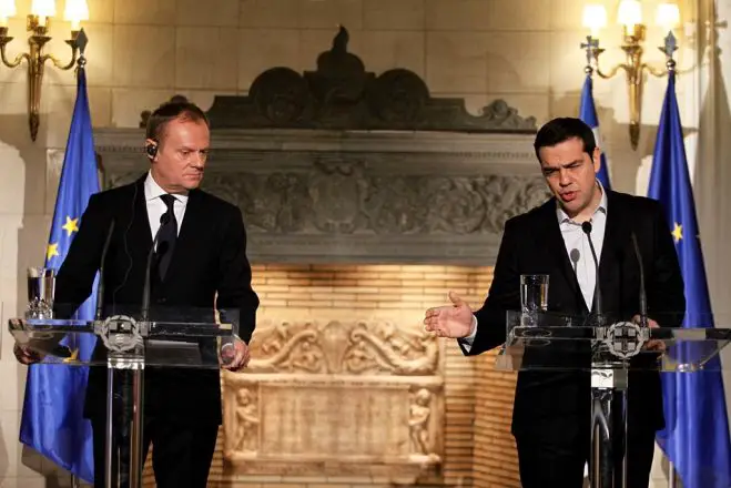 Unser Archivfoto (© Eurokinissi) zeigt Ministerpräisent Alexis Tsipras (r.) während einer  Begegnung mit EU-Ratspräsident Donald Tusk am 3. März 2016 in Athen.