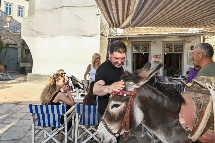 Unsere Fotos (© Eurokinissi) entstanden während des offiziellen Besuches des Gouverneurs von Attika Nikos Chardalias auf der Insel Hydra.