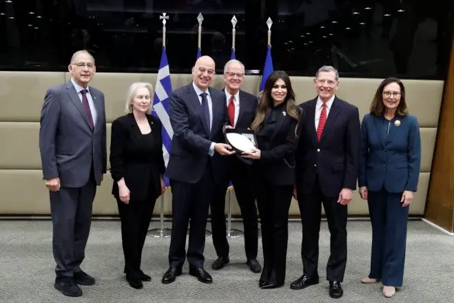Unser Archivfoto (© Eurokinissi) entstand am Freitag (20.2.) während des Treffens von Verteidigungsminister Nikos Dendias (3.v.l.) mit Vertretern des US-Kongresses in Athen. Mit dabei war auch die US-Botschafterin Kimberly Guilfoyle (5.v.l.)