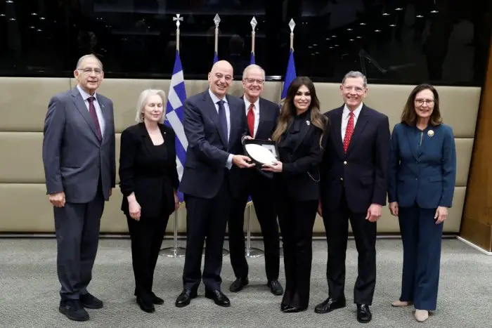 Unser Archivfoto (© Eurokinissi) entstand am Freitag (20.2.) während des Treffens von Verteidigungsminister Nikos Dendias (3.v.l.) mit Vertretern des US-Kongresses in Athen. Mit dabei war auch die US-Botschafterin Kimberly Guilfoyle (5.v.l.)