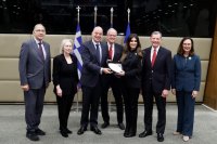 Unser Archivfoto (© Eurokinissi) entstand am Freitag (20.2.) während des Treffens von Verteidigungsminister Nikos Dendias (3.v.l.) mit Vertretern des US-Kongresses in Athen. Mit dabei war auch die US-Botschafterin Kimberly Guilfoyle (5.v.l.)