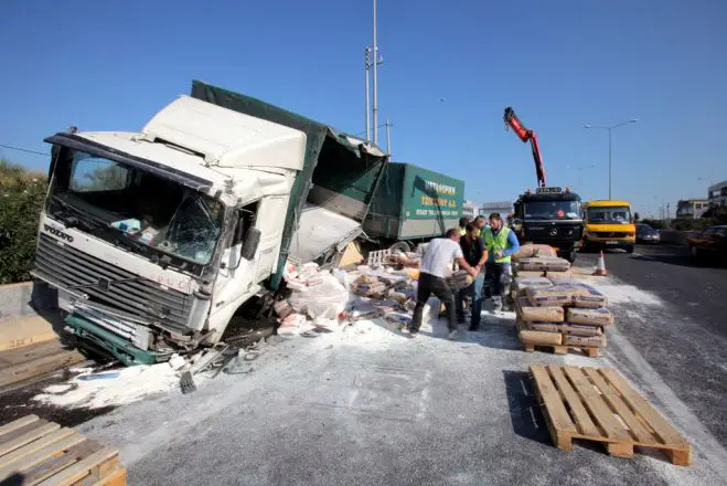 Auto-Karambolage auf einer Autobahn in Griechenland