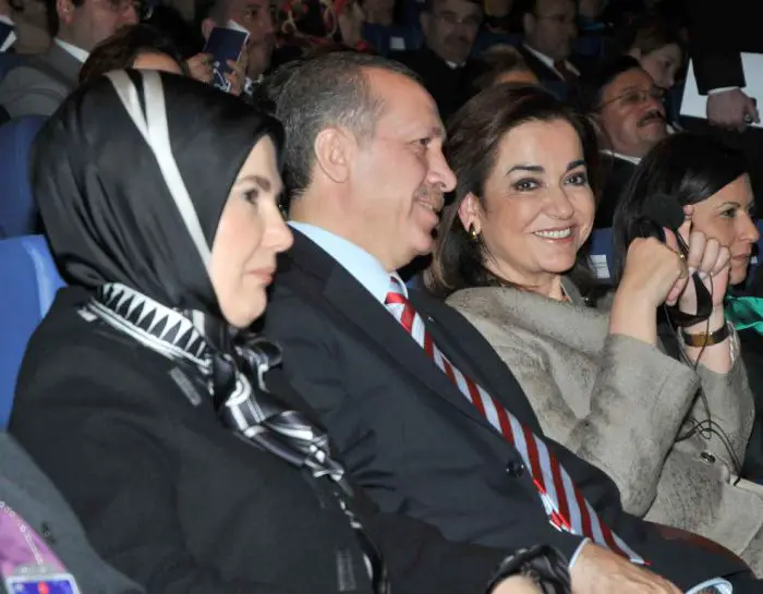 Unser Archivfoto (© Eurokinissi) entstand im März 2008. Zweite von rechts: die damalige griechische Außenministerin Dora Bakogianni; neben ihr der damalige türkische Premierminister Recep Tayyip Erdogan.