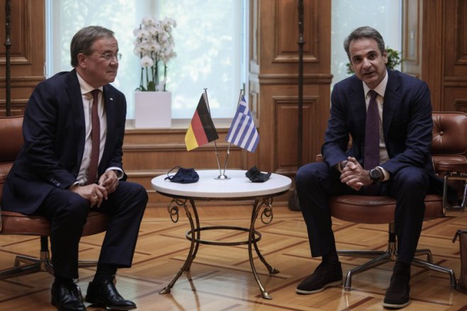 NRW-Ministerpräsident Armin Laschet bei einem Treffen mit Premierminister Kyriakos Mitsotakis in Athen. (Foto: © Eurokinissi)