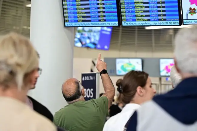 Unser Foto (© Eurokinissi) entstand am Dienstag (30.9.) auf dem Athener internationalen Flughafen „Eleftherios Venizelos“.