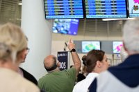 Unser Foto (© Eurokinissi) entstand am Dienstag (30.9.) auf dem Athener internationalen Flughafen „Eleftherios Venizelos“.