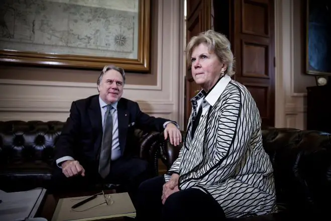 Unser Foto (© Eurokinissi) zeigt die Sonderbeauftragte der Vereinten Nationen für Zypern, Jane Lute, während eines Treffens mit dem griechischen Außenminister Jorgos Katroungalos.