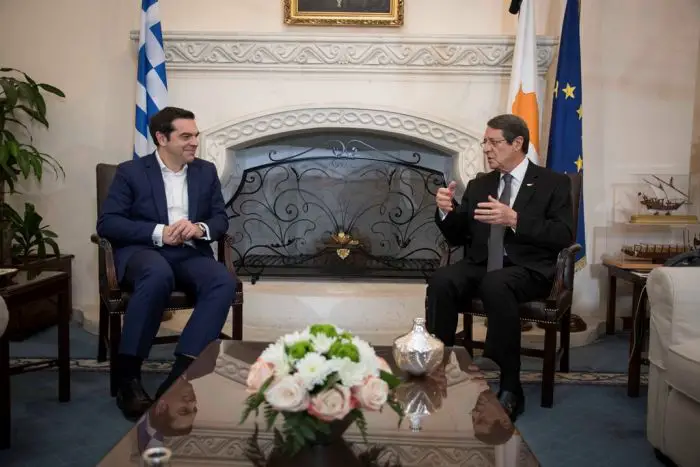 Unser Archivfoto (© Eurokinissi) zeigt den griechischen Ministerpräsident Alexis Tsipras (l.) mit dem Präsidenten der Republik Zypern, Nikos Anastasiadis, am 16. Januar in Nikosia.