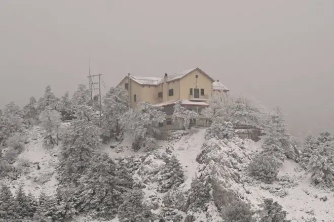 Das Archivfoto (©Eurokinissi) zeigt den verschneiten Parnitha-Berg bei Athen im Februar. Schneefall könnte es morgen auf den Gipfeln geben. Dort soll die Temperatur in der Nacht auf -5 Grad Celsius fallen.