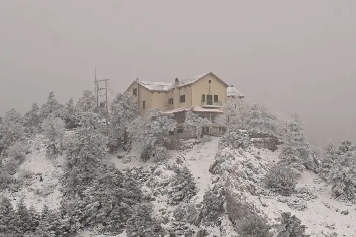 Das Archivfoto (©Eurokinissi) zeigt den verschneiten Parnitha-Berg bei Athen im Februar. Schneefall könnte es morgen auf den Gipfeln geben. Dort soll die Temperatur in der Nacht auf -5 Grad Celsius fallen.
