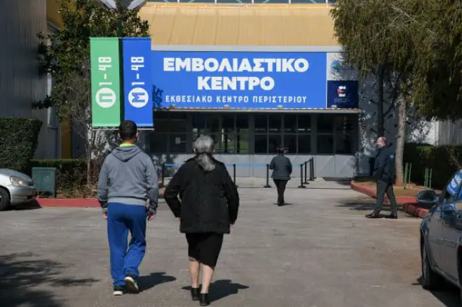 Unser Archivfoto (© Eurokinissi) entstand vor einem Impfzentrum.