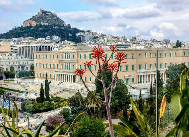Unser Archivfoto (© Eurokinissi) zeigt das Parlamentsgebäude in Athen. Im Hintergrund ist der Lykabettus-Hügel.