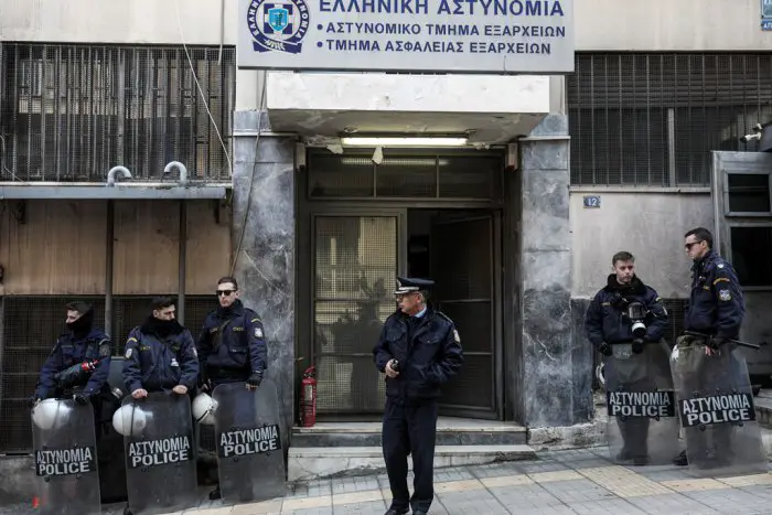 Unser Archivfoto (© Eurokinissi) entstand vor der Polizeistation von Exarchia.