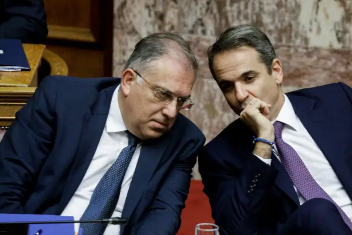 Unser Archivfoto (© Eurokinissi) zeigt Premierminister Mitsotakis (r.) und Innenminister Theodorikakos (l.).