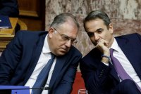 Unser Archivfoto (© Eurokinissi) zeigt Premierminister Mitsotakis (r.) und Innenminister Theodorikakos (l.).