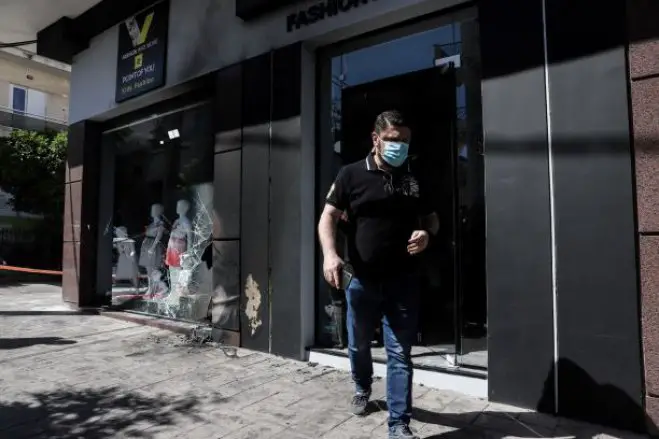 Unser Foto (© Eurokinissi) zeigt den Staatssekretär für Krisenmanagement im Bürgerschutzministerium Nikos Chardalias am Sonntag (23.5.) im Athener Vorort Vyronas.