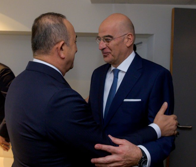 Unser Foto (© Eurokinissi) zeigt Außenminister Nikos Dendias bei einer Begegnung mit seinem türkischen Amtskollegen Mevlüt Çavuşoğlu am 20. März in Brüssel. 