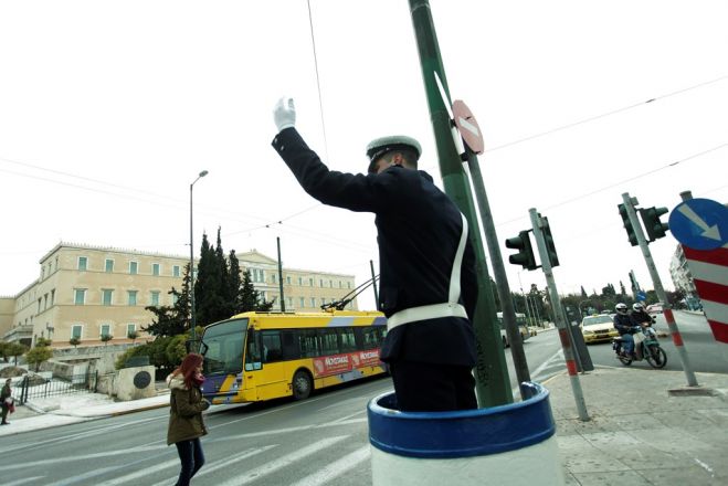 Unser Foto (© Eurokinissi) entstand am 31. Dezember 2016 auf dem Athener Syntagmaplatz, wo die jährliche Veranstaltung zu Ehren der Verkehrspolizisten stattfand.