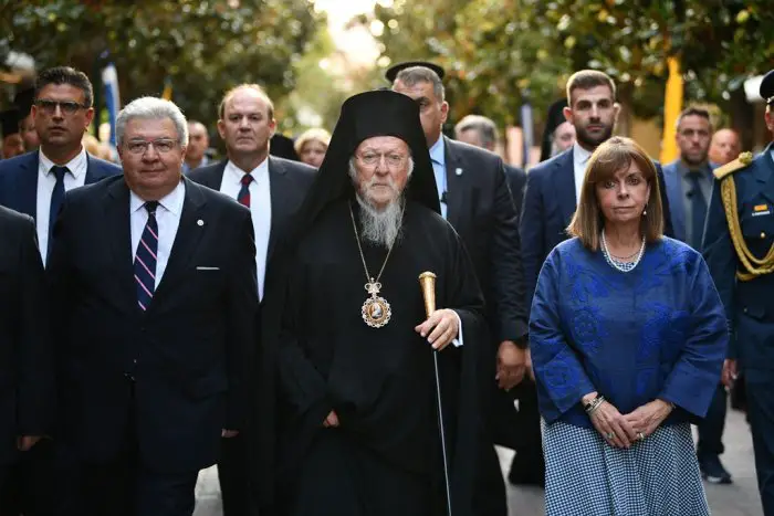 Unser Archivfoto (© Eurokinissi) zeigt Patriach Bartholomäus und Präsidentin Sakellaropoulou auf den Peloponnes. 