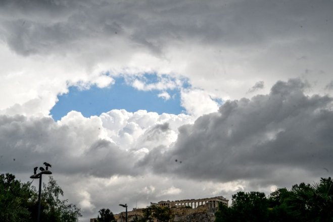 Unser Foto (© Eurokinissi) entstand kurz vor dem Unwetter in Athen.