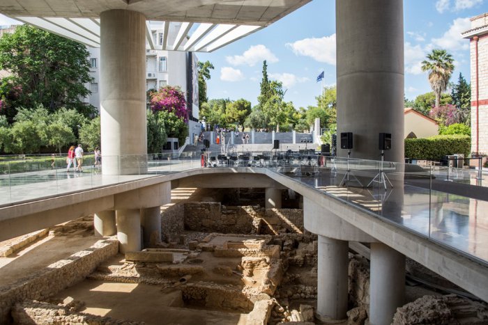Das Foto (© Eurokinissi) zeigt den Eingangsbereich des Akropolismuseums mit seiner Ausgrabungsstätte im Untergeschoss.