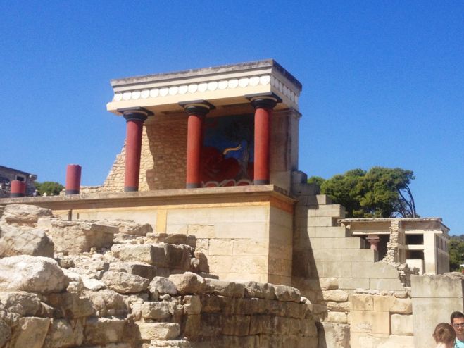 Unser Foto (© Griechenland Zeitung / ms) zeigt den antiken Palast von Knossos, den die Royals an ihrem dritten und letzten Besuchstag besichtigen werden.