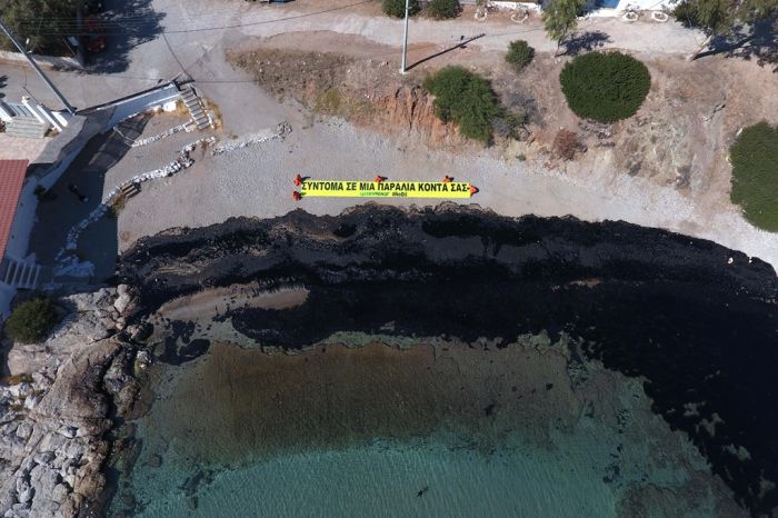 Unser Fotos (© Eurokinissi) entstanden nach dem Desaster der „Agia Zoni II“ vor der Insel Salamina. Auf dem Transparent, das Aktivisten am Strand ausgebreitet haben, ist zu lesen: „Bald auch an einem Strand in Ihrer Nähe“.