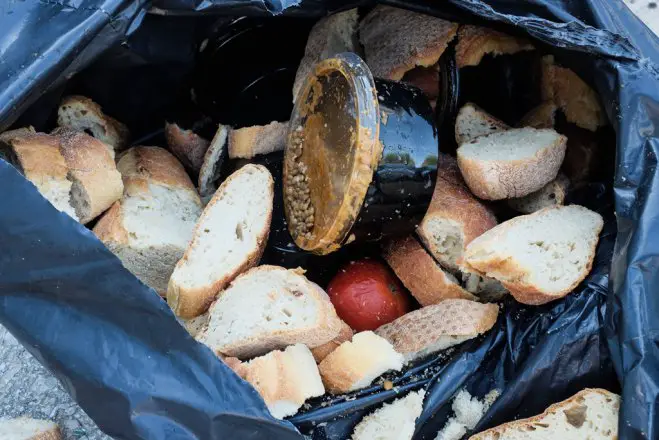 Foto (© Eurokinissi): Trotz Wirtschaftskrise werfen die Griechinnen und Griechen immer noch viel zu viel Essen weg.