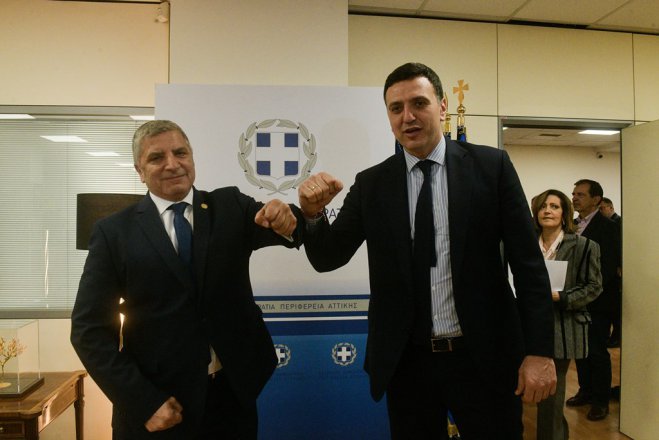 Unser Foto (© Eurokinissi) zeigt Gesundheitsminister Vassilis Kikilias (r.) während eines Treffens mit dem Präfekten von Attika Jorgos Patoulis.