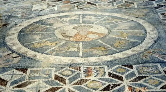 Außergewöhnlicher Mosaikfußboden mit Darstellungen der Tierkreiszeichen, der Jahreszeiten und der Monate.