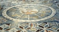 Außergewöhnlicher Mosaikfußboden mit Darstellungen der Tierkreiszeichen, der Jahreszeiten und der Monate.