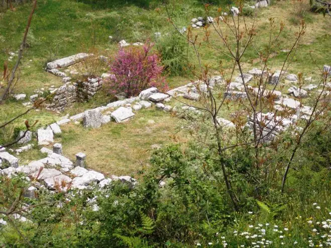 Blick von der Höhe auf die Tempelfundamente der Göttin Despoina (Fotos: GZspi)