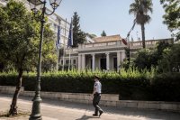 Unser Archivfoto (© Eurokinissi) entstand vor dem Amtssitz des Premierministers, dem Megaron Maximou, wo der Regierungsrat für Außenpolitik und Verteidigung (KYSEA) tagt.