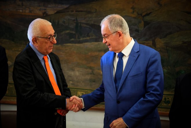 Unser Foto (© Eurokinissi) zeigt den neugewählten Parlamentspräsidenten Nikitas Kaklamanis (l.) und den Vorgänger von Kaklamanis im Amt des Parlamentspräsidenten, Konstantinos (Kostas) Tasoulas.