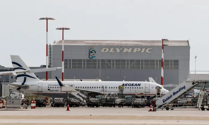 Unser Archivfoto (© Eurokinissi) zeigt ein Flugzeug und eine Lagerhalle der beiden größten griechischen Fluggesellschaften: Aegean Airlines und Olympic Air. 