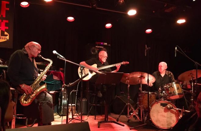 Das Foto (© jazzday.com) zeigt die amerikanischen Jazz-Musiker Dave Liebmann, Steve Swallow und Adam Nussbaum. Entstanden ist die Aufnahme am Internationalen Jazz-Tag 2017 im Half Note Jazz Club in Athen.