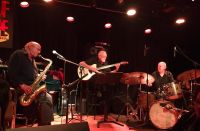 Das Foto (© jazzday.com) zeigt die amerikanischen Jazz-Musiker Dave Liebmann, Steve Swallow und Adam Nussbaum. Entstanden ist die Aufnahme am Internationalen Jazz-Tag 2017 im Half Note Jazz Club in Athen.