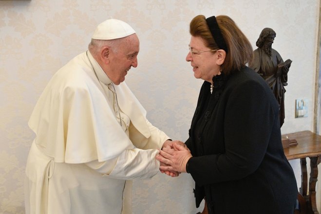 Auf unserem Foto (© Eurokinissi) stehen links Papst Franziskus, rechts die griechische Kulturministerin Lina Mendoni.