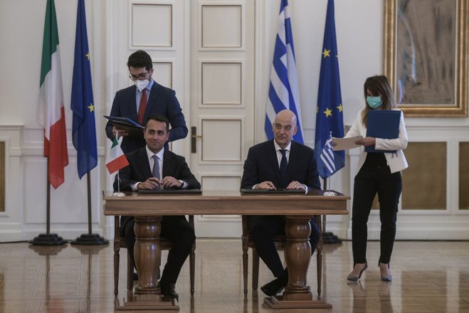 Unser Foto (© Eurokinissi) entstand am Dienstag in Athen während der Unterzeichnung eines Seerechtsübereinkommens zwischen dem griechischen Außenminister Nikos Dendias (r.) und seinem Amtskollegen aus Italien Luigi Di Maio.