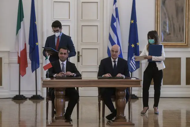 Unser Foto (© Eurokinissi) entstand am Dienstag in Athen während der Unterzeichnung eines Seerechtsübereinkommens zwischen dem griechischen Außenminister Nikos Dendias (r.) und seinem Amtskollegen aus Italien Luigi Di Maio.