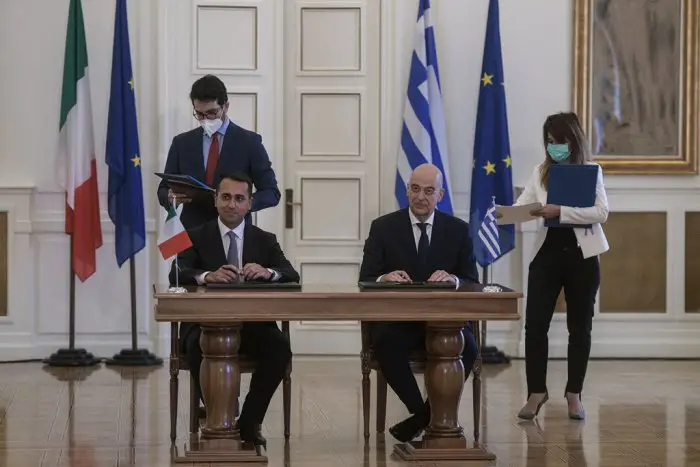 Unser Foto (© Eurokinissi) entstand am Dienstag in Athen während der Unterzeichnung eines Seerechtsübereinkommens zwischen dem griechischen Außenminister Nikos Dendias (r.) und seinem Amtskollegen aus Italien Luigi Di Maio.