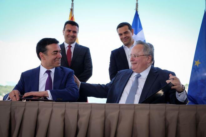 Fotos © Pressebüro des Ministerpräsidenten / Andrea Bonetti  Links  im Bild der Außenminister der Republik Nordmazedonien Nikola Dimitrov, hinter ihm der Ministerpräsident der Republik Zoran Zaev. Rechts der griechische Außenminister Nikos Kotzias; hinter ihm Ministerpräsident Alexis Tsipras 