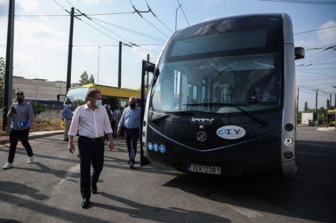 Unsere Fotos (© Eurokinissi) zeigen den E-Bus von Irizar, der für einen Monat in Athen unterwegs sein wird.