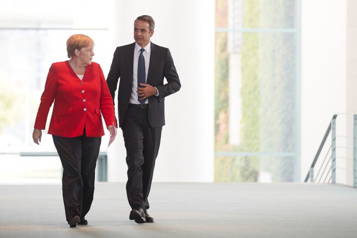 Unser Archivfoto (© Eurokinissi) zeigt die deutsche Bundeskanzlerin Angela Merkel während eines Treffens mit dem griechischen Premierminister Kyriakos Mitsotakis in Berlin.
