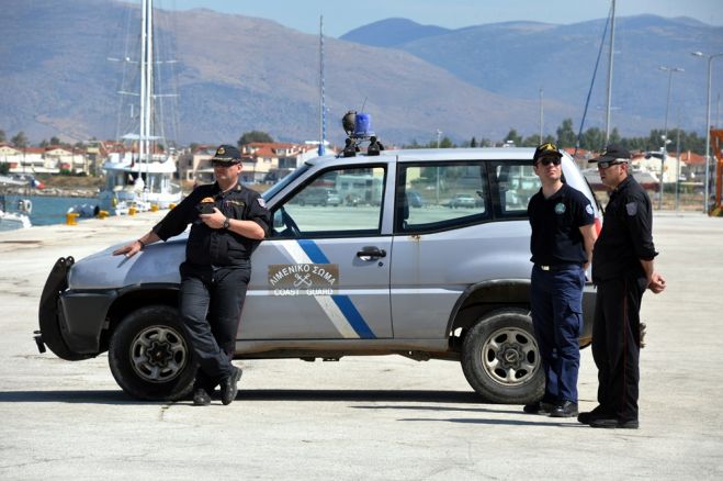 Unser Archivfoto (© Eurokinissi) zeigt Beamte der Griechischen Hafenbehörde.  