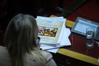 Unser Foto (© Eurokinissi) entstand am Mittwoch (17.4.) im griechischen Parlament.