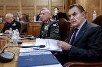 Unser Archivfoto (© Eurokinissi) zeigt Verteidigungsminister Nikolaos Panagiotopoulos (r.).