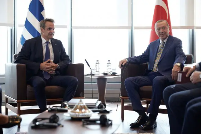 Unser Archivfoto (© Eurokinissi) entstand im September während eines Treffens zwischen Premierminister Kyriakos Mitsotakis (l.) und dem türkischen Präsidenten Recep Tayyip Erdogan in New York.