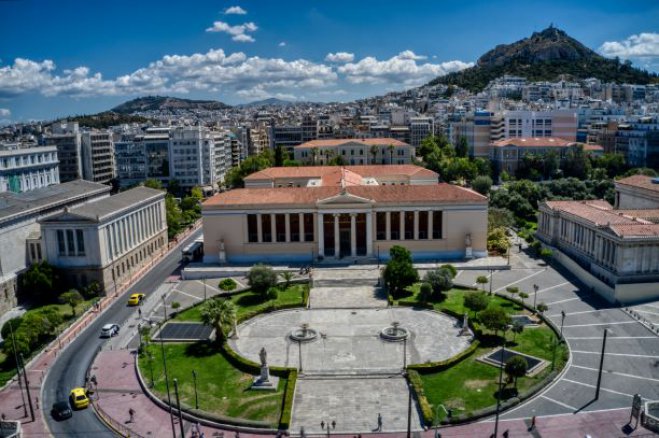 Unser Archivfoto (© Eurokinissi) zeigt das Hauptgebäude der Athener Universität an der Panepistimiou-Straße.