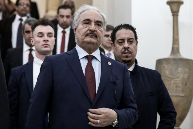 Unser Foto (© Eurokinissi) entstand am Freitag während eines offiziellen Besuchs von General Khalifa Haftar in Athen.